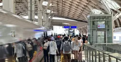 Masyarakat memanfaatkan layanan kereta cepat atau Whoosh di musim libur panjang Waisak. Selama long weekend, KCIC mencatat lebih dari 90 ribu tiket telah terjual. (Sumber: PT KCIC)