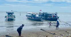 Kapal dipenuhi pengunjung hendak melakukan penyeberangan menuju Kepulauan Seribu, Senin 12 Mei 2025. (Sumber: Poskota/Primayanti Juli Kumala Manalu)