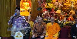 Wakil Gubernur Jakarta Rano Karno saat memberikan sambutan di acara Perayaan Tri Suci Waisak, Wihara Ekayana Arama–Indonesia Buddhist Centre, Jakarta Barat, Senin 12 Mei 2025. (Sumber: Poskota/Bilal Nugraha Ginanjar)
