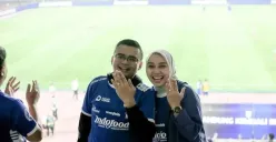 Maula Akbar dan Putri Karlina bagikan momen tukar cincin di Stadion GBLA Persib, tanda sudah tunangan. (Sumber: Instagram)