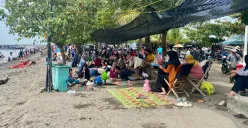 Suasana Pantai Tanjung Pasir, Kabupaten Tangerang tampak dipenuhi pengunjung di libur Waisak pada Senin,12 Mei 2025. (Sumber: Poskota/Primayanti Juli Kumala Manalu)