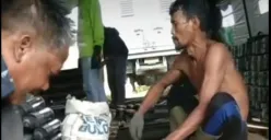 Beredar video sejumlah warga sipil diperbantukan oleh TNI dalam persiapan menjelang peledakan pemusnahan amunisi kedaluwarsa di Garut. (Sumber: Capture video tiktok @Qiii)