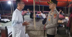 Kapolres Pandeglang, AKBP Dhyno Indra Setyadi saat berbincang dengan para pedagang saat patroli di wisata kuliner Teluk, Labuan. (Sumber: Dok. Polres Pandeglang)