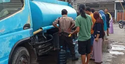 Warga Perumahan Pondok Permata, Babelan, Kabupaten Bekasi, mengantre air bersih dari tangki PDAM Tirta Bhagasasi, Selasa, 13 Mei 2025. (Sumber: Poskota/Nurpini Aulia Rapika)