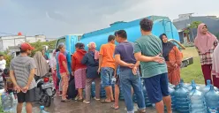 Warga Perumahan Pondok Permata, Kecamatan Babelan, Kabupaten Bekasi, mengantre air bersih, Selasa, 13 Mei 2025. (Sumber: Poskota/Nurpini Aulia Rapika)