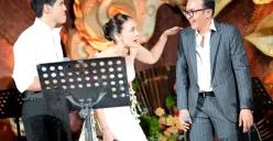 Potret resepsi pernikahan mewah Luna Maya dan Maxime Bouttier di Bali, penyanyi Ari Lasso mencuri perhatian dengan komentarnya yang lucu dan kehadirannya bersama Dearly Djoshua. (Sumber: Instagram/@arilasso)