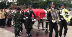 Jenazah Mayor Jenderal (Mayjen) TNI (Purn) Eddie Mardjoeki Nalapraja dikuburkan di TMP Kalibata, Jakarta Selatan, Selasa, 13 Mei 2025. (Sumber: Poskota/M. Tegar Jihad)