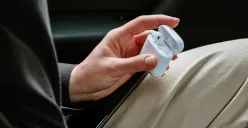 Ilustrasi penggunaan earbuds Bluetooth. (Sumber: Pexels/cottonbro studio)