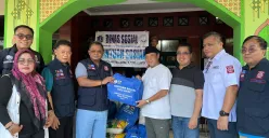 Dinsos Jakarta berikan bantuan kepada warga Kalideres, Jakarta Barat, yang terdampak angin puting beliung, Selasa, 13 Mei 2025. (Sumber: Poskota/Pandi Ramedhan)