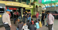 Polres Metro Jakarta Pusat menangkap 14 orang juru parkir liar dan "pak ogah" di wilayah Tamansari, Jakarta Barat, pada Senin, 12 Mei 2025. (Sumber: Dok. Polres Jakarta Barat)