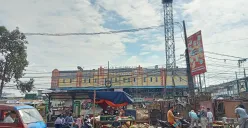 Suasana jual beli di Pasar Baru, Bekasi Timur. Pedagang mengaku was-was dan terganggu dengan adanya tindakan premanisme yang kerap terjadi. (Sumber: Poskota/Nurpini Aulia Rapika)
