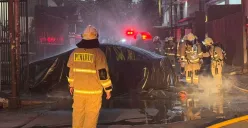 Petugas memadamkan api yang membakar mobil listrik milik warga di Palmerah, Jakarta Barat, Selasa, 13 Mei 2025. (Sumber: Dok. Damkar Jakarta Barat)