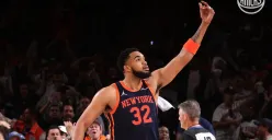 Karl-Anthony Towns tampil apik saat New York Knicks mengalahkan Boston Celtics di game 4 semifinal wilayah timur NBA Playoff 2024-25. (Sumber: Instagram @nyknicks)