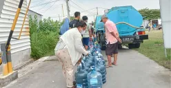 Warga Perumahan Pondok Permata, Babelan, Kabupaten Bekasi mengantre air bersih dari PDAM, Selasa, 13 Mei 2025. (Sumber: Poskota/Nurpini Aulia Rapika)