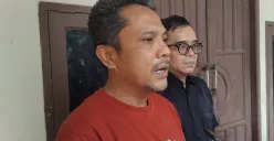Adhel Setiawan, 48 tahun, dan Rezekinta Sofrizal (Direktur Eksekutif LBH Pendidikan Indonesia) berbicara terkait laporan ke Komnas HAM mengenai pendidikan militer gagasan Gubernur Jawa Barat Dedi Mulyadi. (Sumber: Poskota/Nurpini Aulia Rapika)