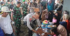 Kapolda Jawa Barat, Irjen Rudi Setiawan bersama Pangdam III Siliwangi Mayjen TNI Dadang Arif Abdurahman berkunjung ke rumah keluarga korban ledakan di Desa Sagara, Kecamatan Cibalong, Kabupaten Garut, Jawa Barat. (Sumber: Humas Polda Jawa Barat)