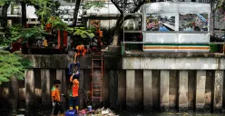 Petugas Unit Penanganan Sampah Badan Air (UPS Badan Air) Kecamatan Tanah Abang membersihkan tumpukan sampah yang mengendap di aliran Kali Cideng, Tanah Abang, Jakarta, Selasa, 13 Mei 2025. (Sumber: Poskota/Bilal Nugraha Ginanjar)