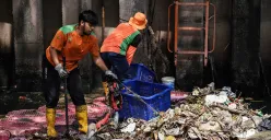Ilustrasi petugas membersihkan sampah. (Sumber: Poskota/Bilal Nugraha Ginanjar)
