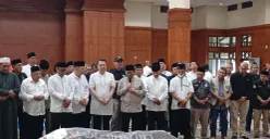 Gubernur Jakarta Pramono Anung saat memberikan ucapan belasungkawa kepada mantan Wakil Gubernur Jakarta periode 1984-1987 Mayor Jenderal (Mayjen) TNI (Purn) Eddie Mardjoeki Nalapraya. (Sumber: Poskota/M. Tegar Jihad)