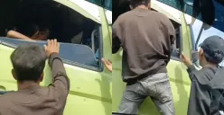 Dua orang preman melakukan pemalakan terhadap seorang sopir truk di Palembang. (Sumber: Tangkap Layar Instagram/@medsoszone)