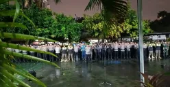 Polda Metro Jaya menggelar apel pelaksanaan Operasi Brantas Jaya 2025 di Polsek Kembangan, Jakarta Barat, Selasa, 13 Mei 2025, malam WIB. (Sumber: Poskota/Ali Mansur)