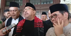 Wakil Gubernur Jakarta Rano Karno usai menshalati almarhum Eddie Mardjoeki Nalapraja di Padepokan Pencak Silat, TMII Jakarta Timur, Selasa 13 Mei 2025. (Sumber: Poskota/M. Tegar Jihad)