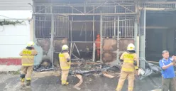 Pemadam kebakaran berupaya memadamkan api yang melalap satu ruko di kawasan Jelambar, Grogol Petamburan, Jakarta Barat, Selasa 13 Mei 2025. (Sumber: Dok. Warga)