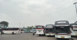 Ilustrasi - Para sopir dan kenek bus di Terminal Pasar Baru Bekasi Timur resah oleh aksi pengamen yang kerap melakukan aksi premanisme. Mereka khawatir, aksi tersebut membuat penumpang enggan naik angkutan umum. (Sumber: Poskota/Nurpini Aulia Rapika)