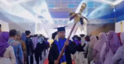 Momen prosesi wisuda SMK di Purwokerto mirip dengan wisuda Perguruan Tinggi. (Sumber: Tangkap Layar TikTok/@eliasvikaltumorang)