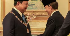 Presiden Republik Indonesia, Prabowo Subianto, menerima penghargaan kehormatan tertinggi dari Kesultanan Brunei Darussalam “Darjah Kerabat Laila Utama Yang Amat Dihormati” (D.K.L.U) dalam kunjungan kenegaraannya. (Sumber: Capture Instagram @Prabowo)