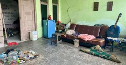Suasana rumah warga Paku Jaya, Kecamatan Serpong Utara, Kota Tangerang Selatan seusai tergenang banjir, Rabu, 14 Mei 2025. (Sumber: Poskota/Primayanti Juli Kumala)