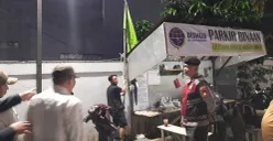 Polsek Cipayung bersama Satpol PP menertibkan bendera ormas yang terpasang di rumah makan. (Sumber: Dok. Humas Polsek Cipayung)