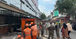 Satpol PP Jakbar melakukan pembongkaran kios PKL di samping RS Dharmais, Palmerah, Jakarta Barat, Rabu, 14 Mei 2025. (Sumber: Poskota/Pandi Ramedhan)