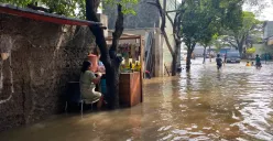 Banjir menggenang pemukiman warga Karya Mulia, Kecamatan Karang Tengah, Kota Tangerang pada Rabu, 13 Mei 2025. (Sumber: Poskota/Prima Juli Manalu)