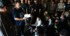 Polda Metro Jaya bersama instansi terkait menangkap preman kawasan Kembangan, Jakarta Barat, Selasa, 13 Mei 2025 malam WIB. (Sumber: Poskota/Ali Mansur)