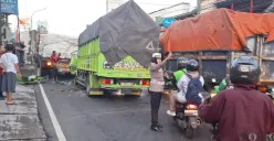 Polisi mengatur arus lalu lintas di sekitar TKP kecelakaan yang melibatkan dua unit truk kawasan Jalan Raya Jakarta-Bogor, Kecamatan Bogor Utara, Kota Bogor. (Sumber: Poskota/Sekar Putri Andini)