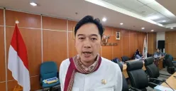 Anggota Komisi A DPRD Jakarta, Kevin Wu, mendesak aparat menindak tegas pungli berkedok ormas di Pasar Induk Kramat Jati, Rabu, 14 Mei 2025. (Sumber: Poskota/Pandi Ramedhan)