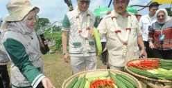 Menteri PPN/Kepala Bappenas Rahmat Pambudy didampingi Managing Director PT Ewindo, Glenn Pardede, saat meninjau tanaman produk benih Ewindo di Benteng, Purwakarta, Rabu, 14 Mei 2025. (Sumber: Poskota/Dadan Sukmana)