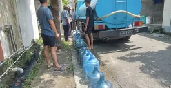 PDAM Tirta Bhagasasi menyalurkan bantuan air bersih di perumahan Panjibuwono, Kelurahan Kedung Pengawas, Kecamatan Babelan, Kabupaten Bekasi. Rabu, 14 Mei 2025. (Sumber: Poskota/Nurpini Aulia Rapika)