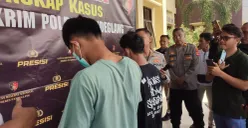 Dua pelajar yang baru lulus SMA saat diamankan di Mapolres Pandeglang atas kasus kepemilikan sajam. (Sumber: Poskota/Samsul Fatoni)