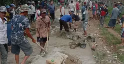 Puluhan warga Cadasari, Pandeglang, saat gotong royong memperbaiki jalan rusak. (Sumber: Dok. Warga)