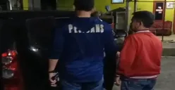 Tersangka AJ (jaket merah) saat diamankan Tim Jatanras karena diduga melakukan pemerasan tenaga kerja. (Sumber: Satreskrim Polres Serang)