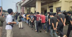 Puluhan pelajar dari beberapa sekolah saat dilakukan pembinaan di Mapolres Pandeglang. (Sumber: Poskota/Samsul Fatoni)