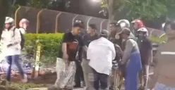 Kecelakaan beruntun diduga gegara pengemudi mobil mabuk di kawasan Kembangan, Jakarta Barat, Selasa, 13 Mei 2025 malam. (Sumber: Instagram/warga.jakbar)