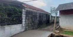 Akses jalan yang jadi pemicu konflik antara dua pemilik rumah di Rancabungur, Kabupaten Bogor, Rabu, 14 Mei 2025. (Sumber: Poskota/Sekar Putri Andini)