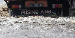 Ilustrasi Banjir - Sejumlah kendaraan berupaya melintasi jalan yang tergenang banjir rob di kawasan Pelabuhan Sunda Kelapa, Jakarta Utara, Rabu, 14 Mei 2025. (Sumber: Poskota/Bilal Nugraha Ginanjar)