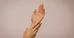 Tips alami atasi tangan kasar dan keriput. (Sumber: Pexels/Juan Pablo Serrano)
