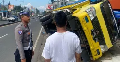 Satu unit truk bermuatan bahan bangunan anjlok ke dalam gorong-gorong depan salah satu toko di Bojongsari, Kota Depok, Rabu, 14 Mei 2025. (Sumber: Polsek Bojongsari)