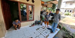 Ketua RT 02, RW 02, Bojongsari, Depok, Sudadi mengecek TKP pencurian motor di daerahnya, Kamis, 15 Mei 2025. (Sumber: Poskota/Angga Pahlevi)