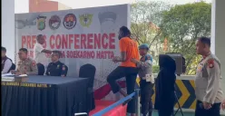 Pemain Tangerang Hawks Basketball asal Amerika Serikat (AS) Jarred Dwayne Shaw ditangkap Polres Bandara Soekarno-Hatta terkait permen ganja. (Sumber: Poskota/Ali Mansur)